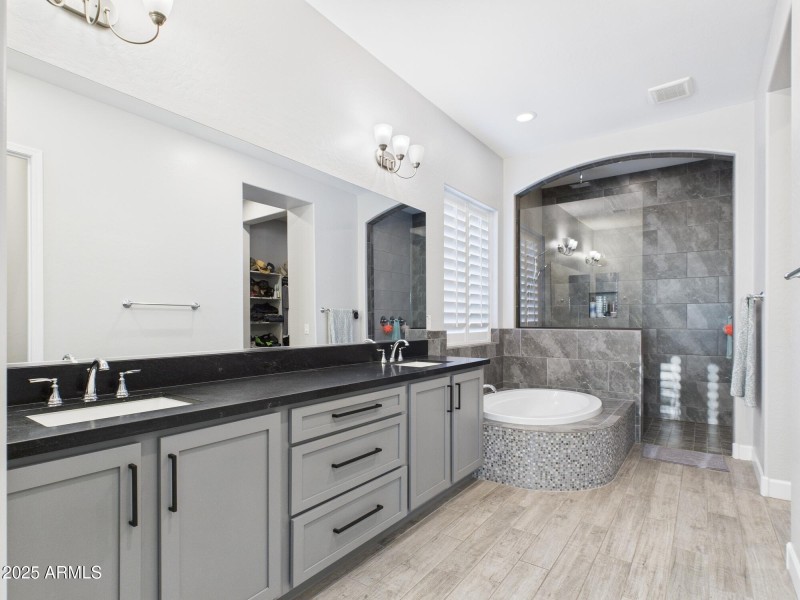 CAM03379G0-PR0160-STILL018