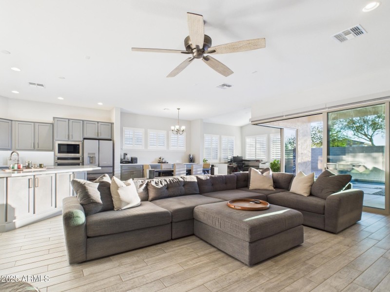 CAM03379G0-PR0160-STILL028