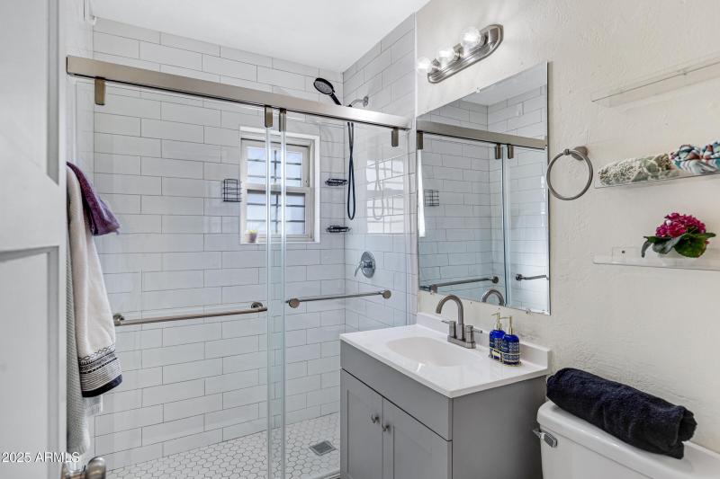 Bathroom 29 W Mission Ln-17