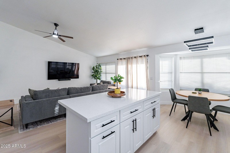 7-web-or-mls-Glendale-7