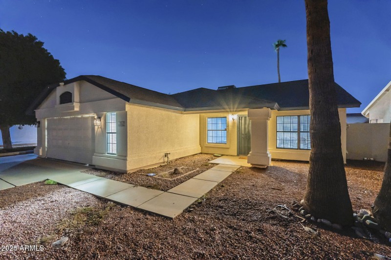 54-web-or-mls-Glendale-twilight-15