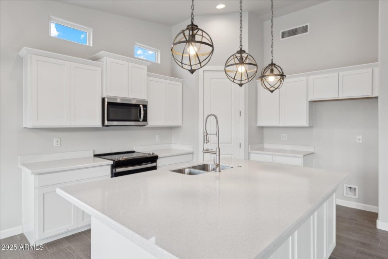 1,658 Kitchen 5 - 192