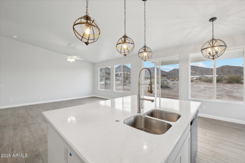 1,658 Kitchen 6 - 192