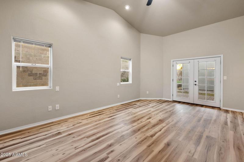 21-Primary Bedroom (2)