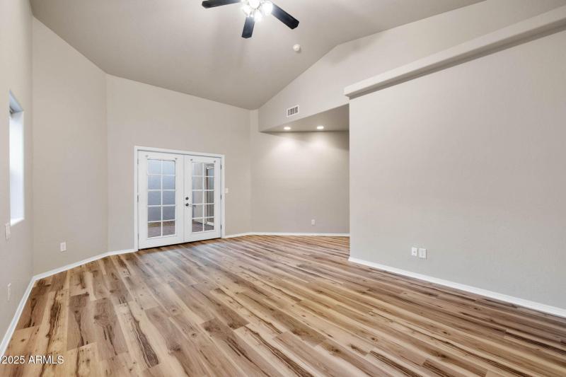 23-Primary Bedroom (4)