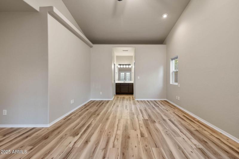 25-Primary Bedroom (6)