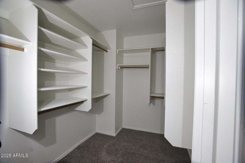 MB--Walk-In Closet