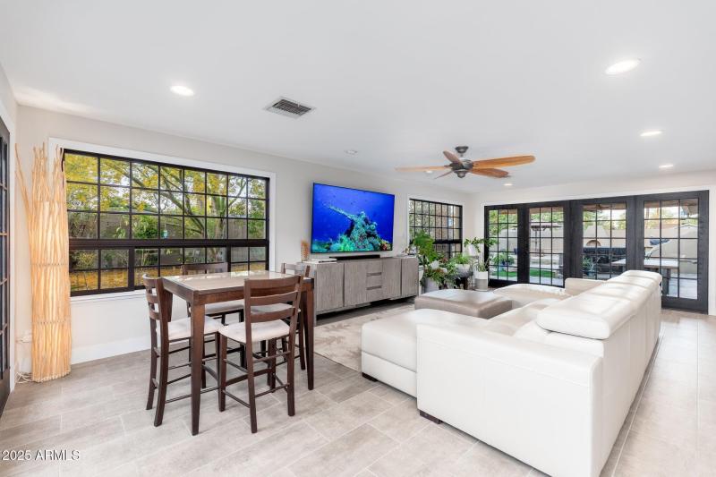 2712 E Mountain View Rd - 18