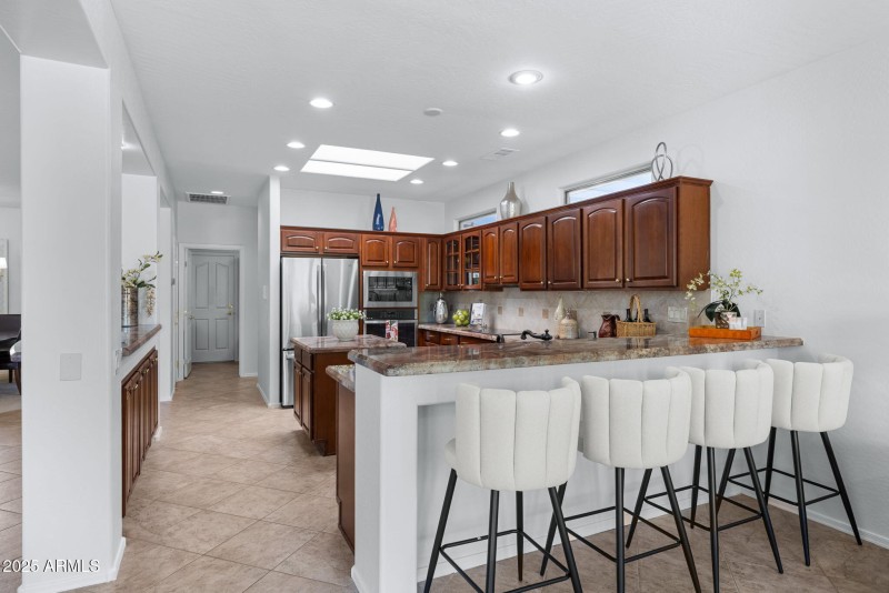 Beautiful Kitchen w Breakfast Bar Seatin