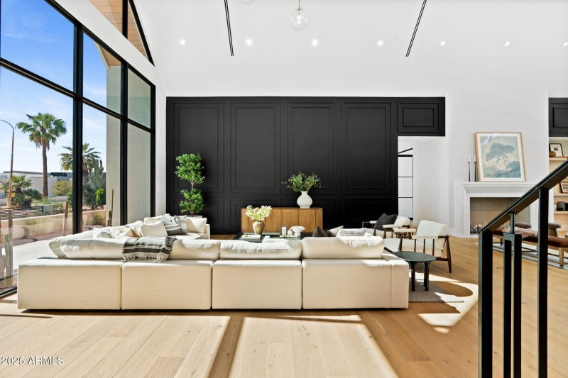 10-web-or-mls-6230-e-hillcrest-blvd