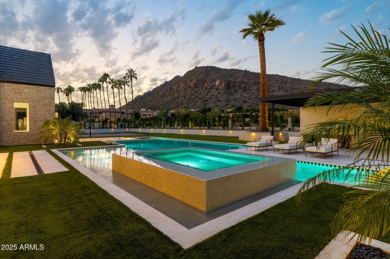 61-web-or-mls-6230-e-hillcrest-blvd