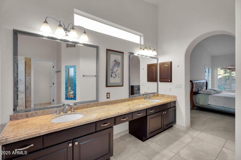 Long vanity w/ dual sinks