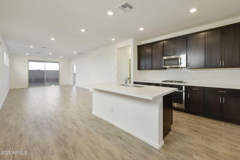 KITCHEN / GREAT ROOM