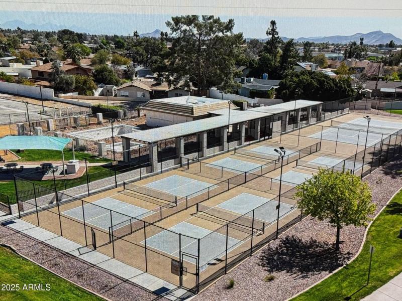 Multiple Pickelball Tennis Courts