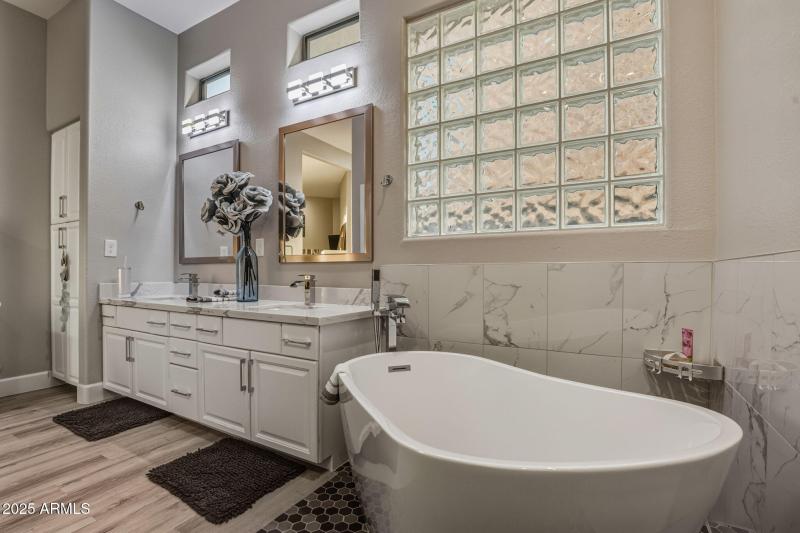 64-web-or-mls-18422 N 14th St Phoenix, A