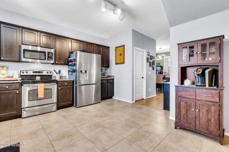 4131 E Oakland St-14