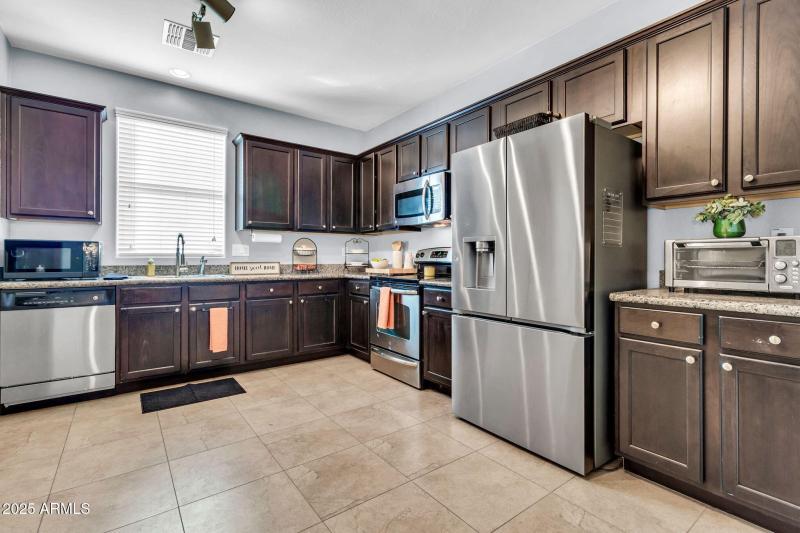 4131 E Oakland St-17