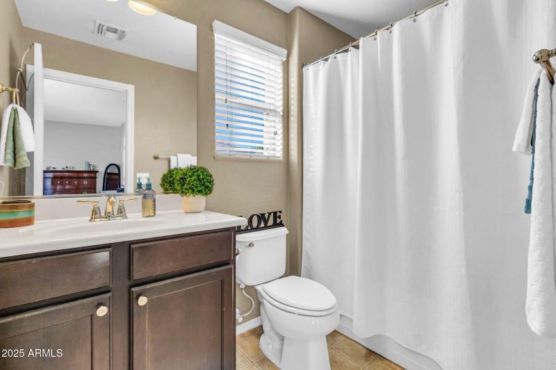 4131 E Oakland St-23