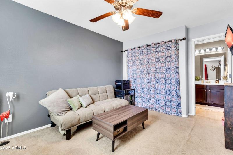 4131 E Oakland St-26