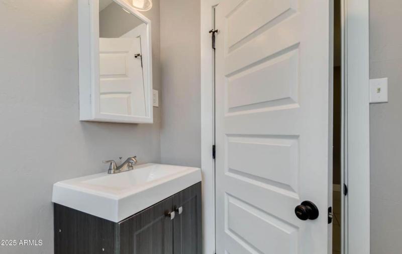 Roosevelt 2 bathroom 2