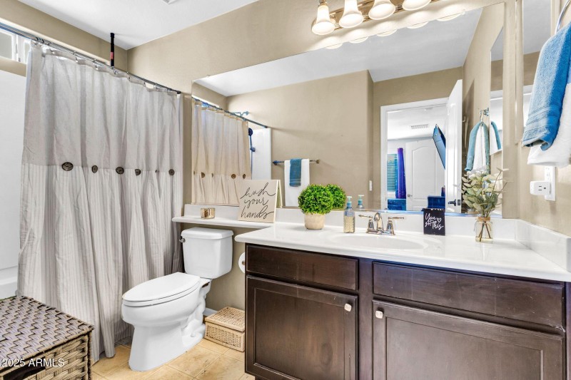 4131 E Oakland St-24