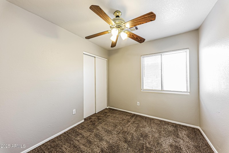 11-photo-Bedroom-289d093f-b80f-4f2b-8869