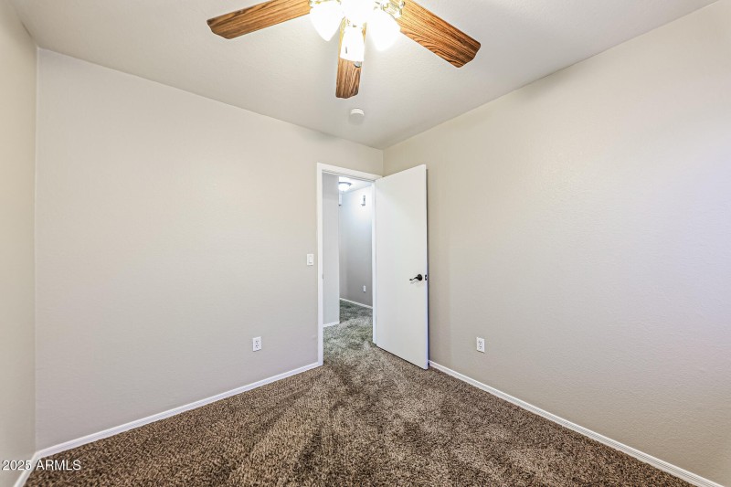 12-photo-Bedroom-c6990bbb-4840-4496-85ea