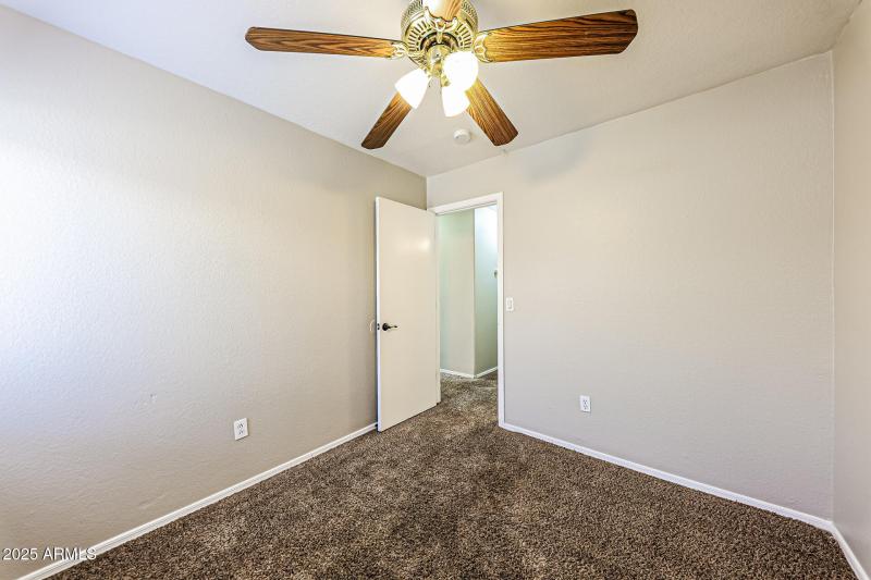 14-photo-Bedroom-89f908b2-b3a1-4341-895a