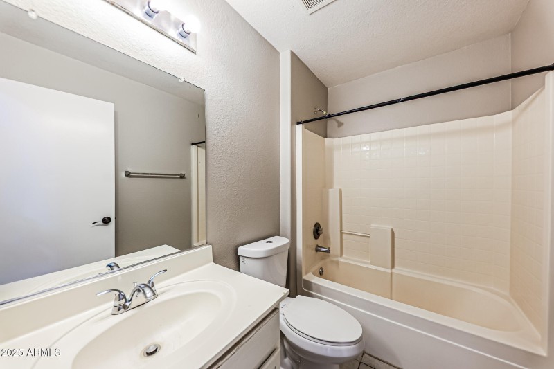 15-photo-Bathroom-eb139e58-e92b-419e-9f4