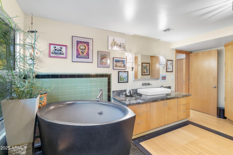 077_Primary Bathroom