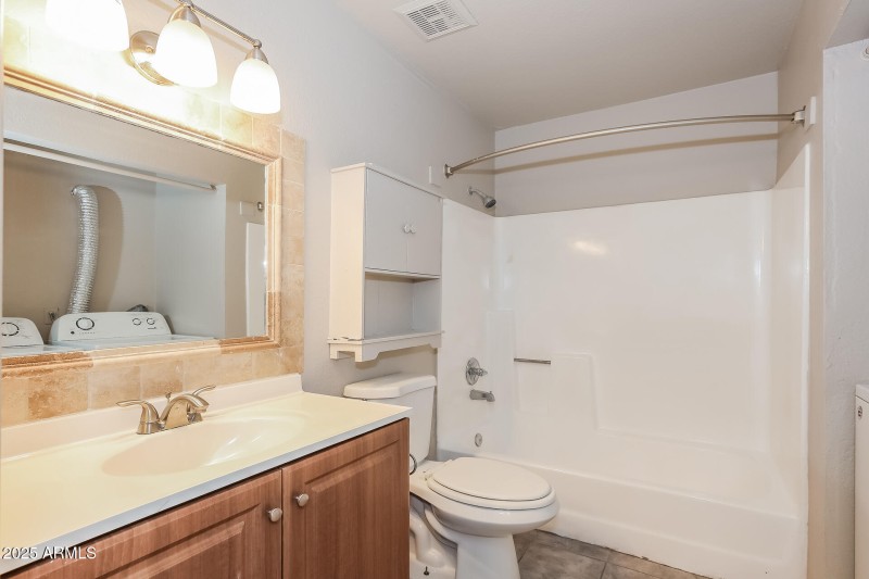 12-photo-Bathroom-091d622f-2ded-45d6-bd4