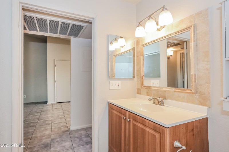 13-photo-Bathroom-2238d8cc-24ed-4af0-8f7