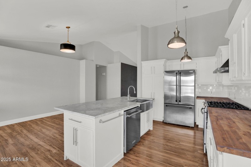 19-web-or-mls-8406 W Dahlia Dr -22