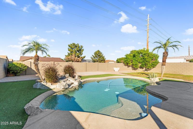 50-web-or-mls-8406 W Dahlia Dr -49