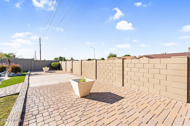 56-web-or-mls-8406 W Dahlia Dr -55