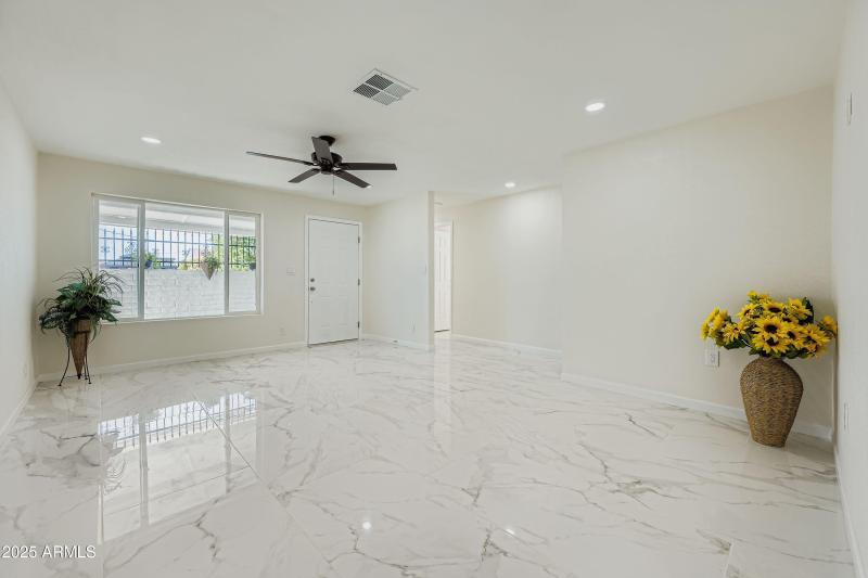 7601 N 40th Drive - MLS Sized - 008 - 09