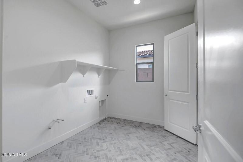 Elegance Lot 1272 (37)