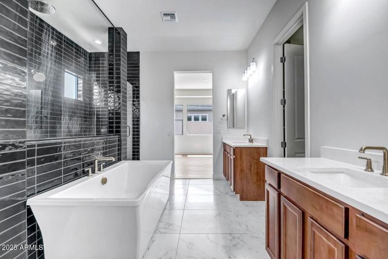 Elegance Lot 1272 (41)