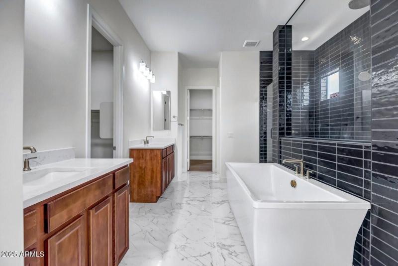 Elegance Lot 1272 (42)