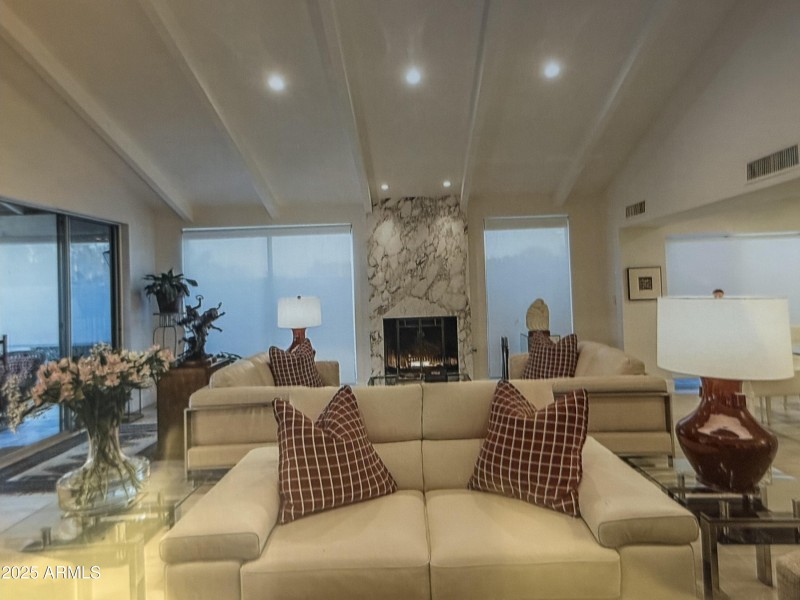 Great Room Vaulted Ceiling Quartz F/P