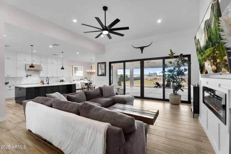 11-web-or-mls-4072 E Weston Ln -8