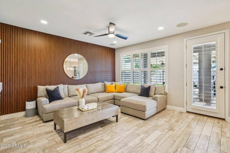 11-web-or-mls-N 76th Dr-S0111-009