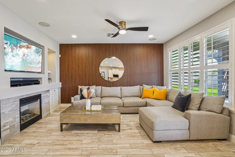 12-web-or-mls-N 76th Dr-S0111-010