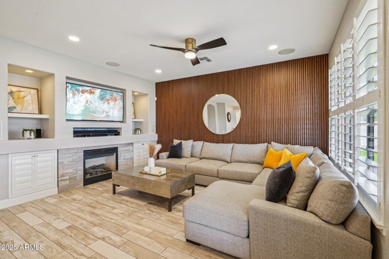 13-web-or-mls-N 76th Dr-S0111-011