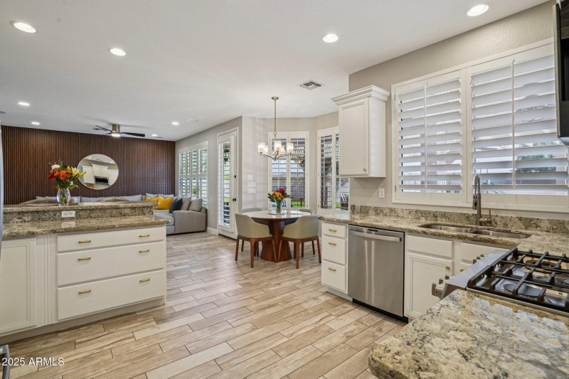 21-web-or-mls-N 76th Dr-S0111-019