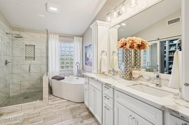 42-web-or-mls-N 76th Dr-S0111-040