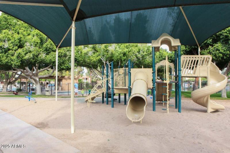 The Lakes Beach and Tennis Club-Play Are