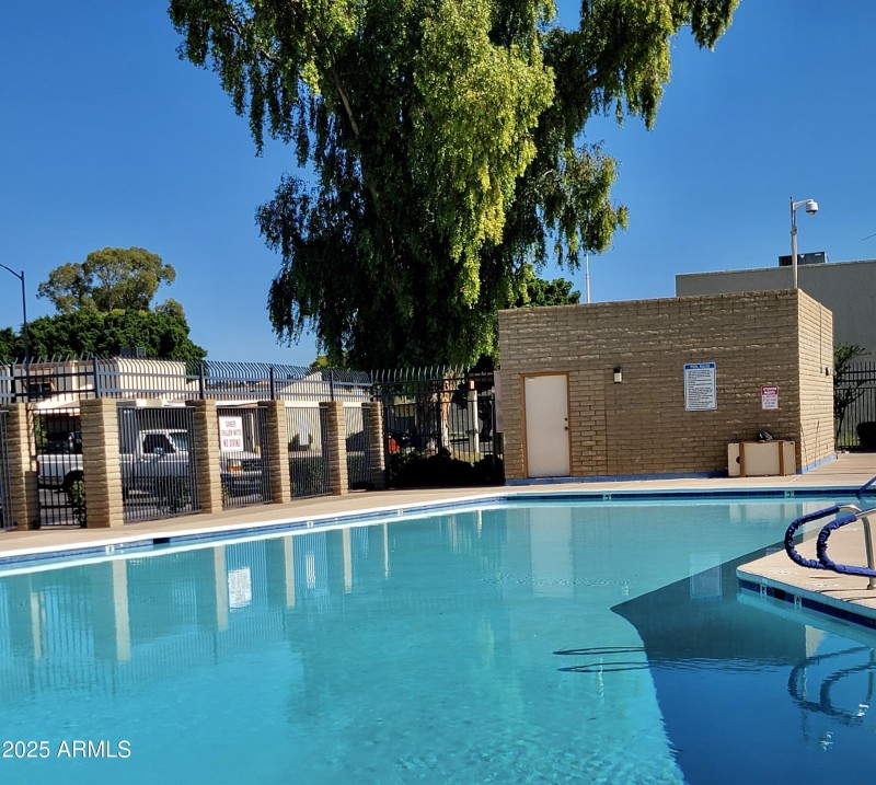 931F6E23-66B4-47E1-B636-E455D182721E_1_2