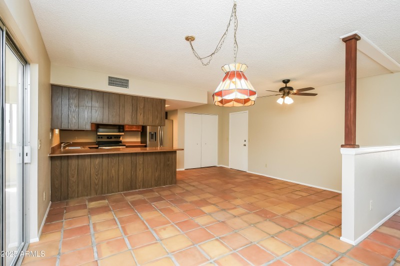 1005755.652 W SIERRA VISTA DR - Dining R