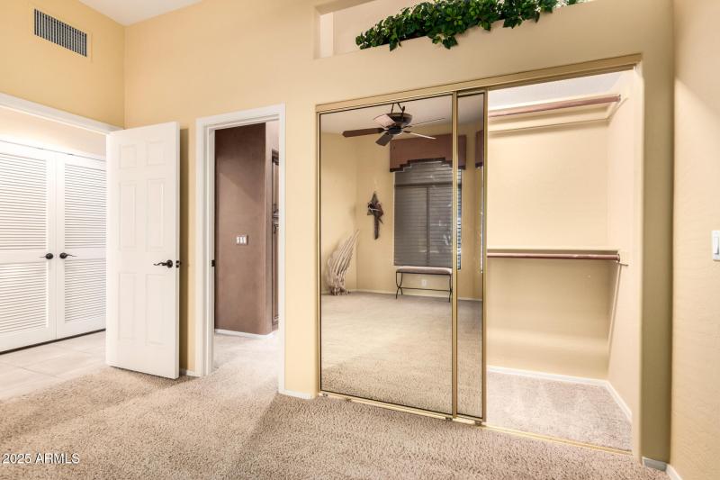 Guest bedroom-closet